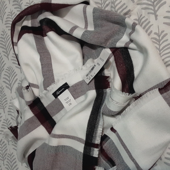 Large plaid scarf or shawl from Reitmans - Picture 2 of 4
